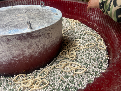 Comment utiliser l'équipement de polissage par vibration pour traiter efficacement le processus de polissage de surface des verres, des pièces en acier inoxydable, des bijoux, etc.