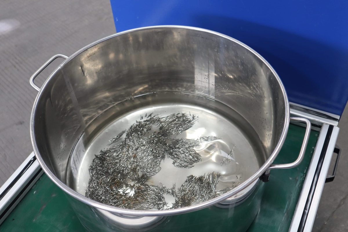 Magnetic polishing pins moving in a stainless steel working container